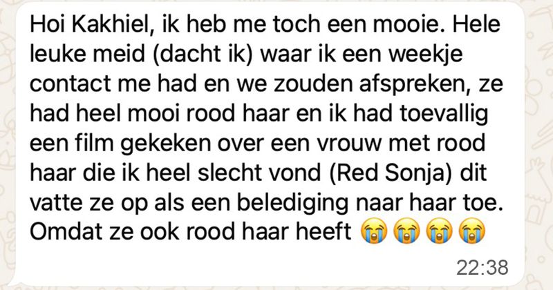 Man heeft leuk app-contact met een roodharige vrouw maar als hij een film kijkt over een roodharige vrouw die hij heel slecht vindt zijn de rapen ineens gaar (9 screens)