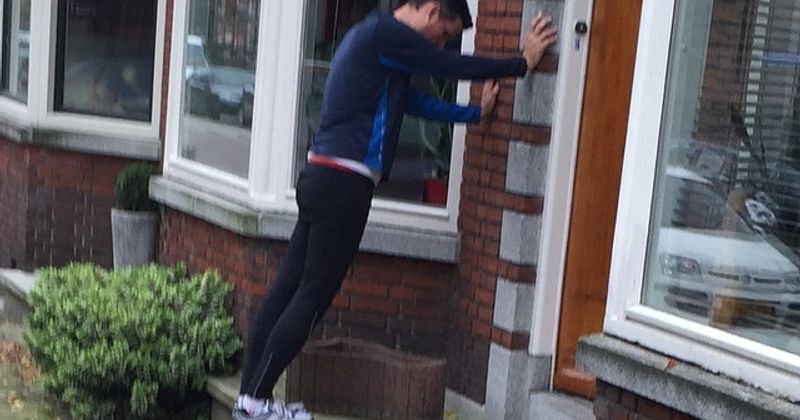 Hij wil z'n huis wegduwen