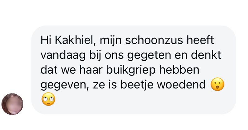Hysterische schoonzus denkt dat ze buikgriep heeft gekregen van een quiche en komt even verhaal halen op WhatsApp. 'VANAF DE WC' (6 screens)