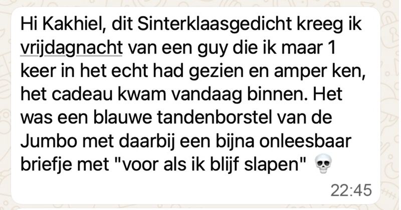 Meisje krijgt midden in de nacht een bizar Sinterklaasgedicht van een gast die ze amper kent en hij stuurt er ook nog een leuk cadeautje bij, voor zichzelf... (4 screens)